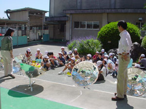 授業の説明を聞く子どもたち。 授業の説明を聞く子どもたち。